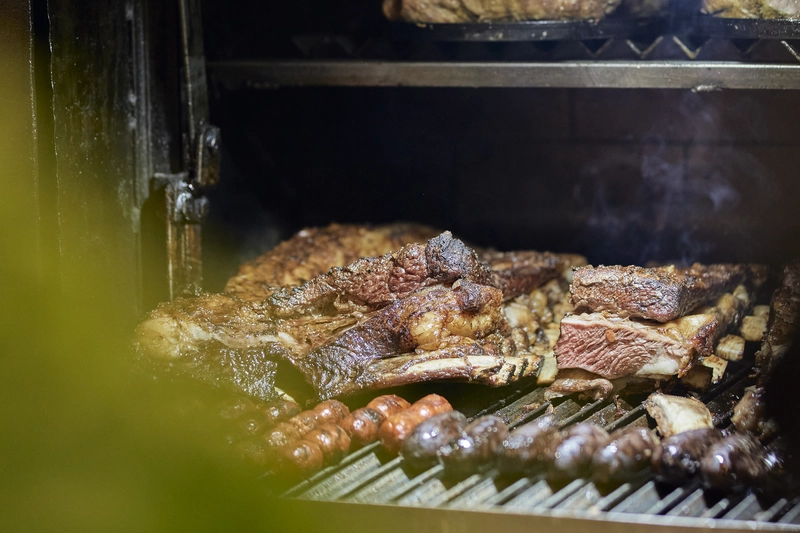 Asado argentino servido en Bacacay Parrilla Argentina en Alicante, cortes seleccionados y sabor auténtico.